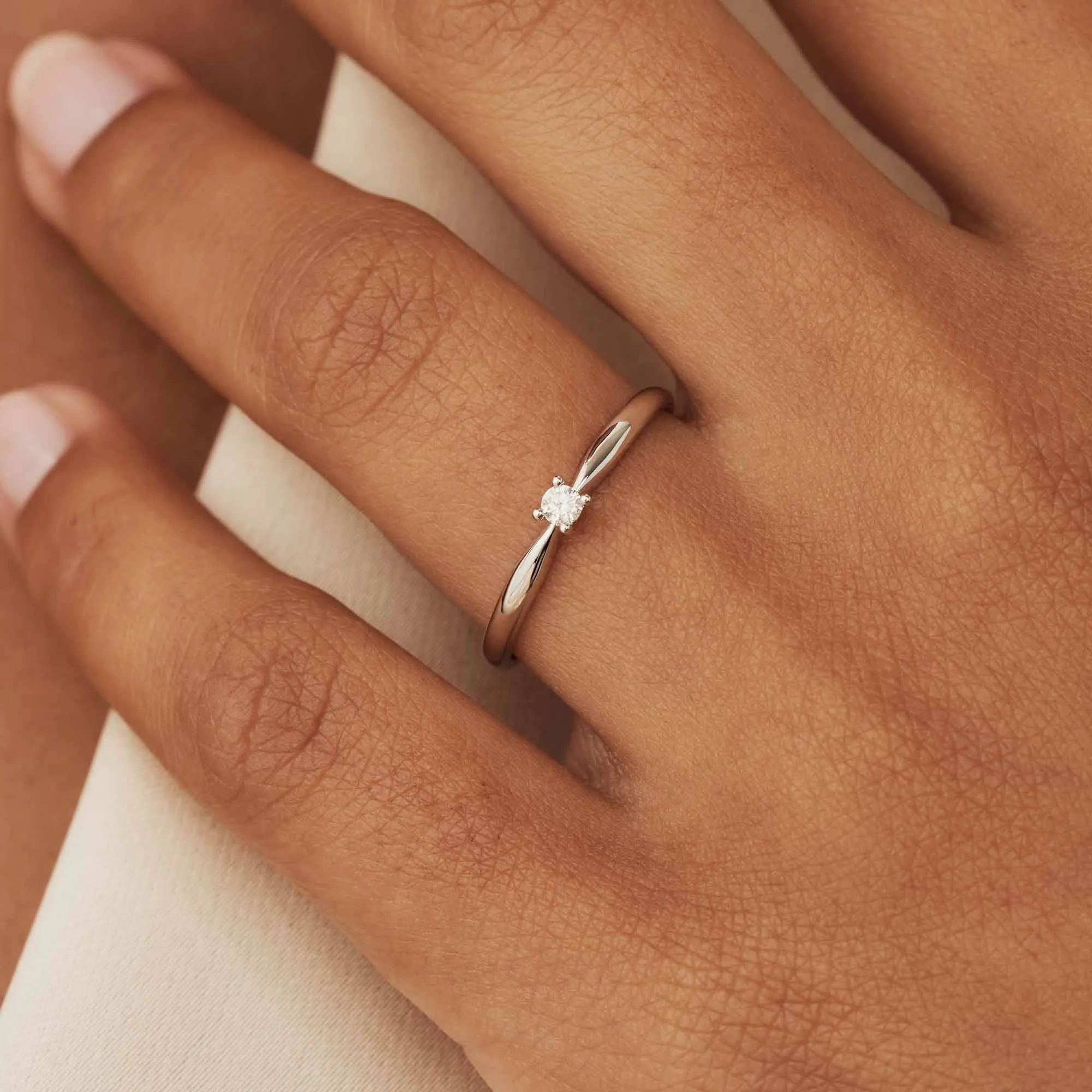 De la Paix Céline 14 karat white gold ring with diamond 0.05 carat
