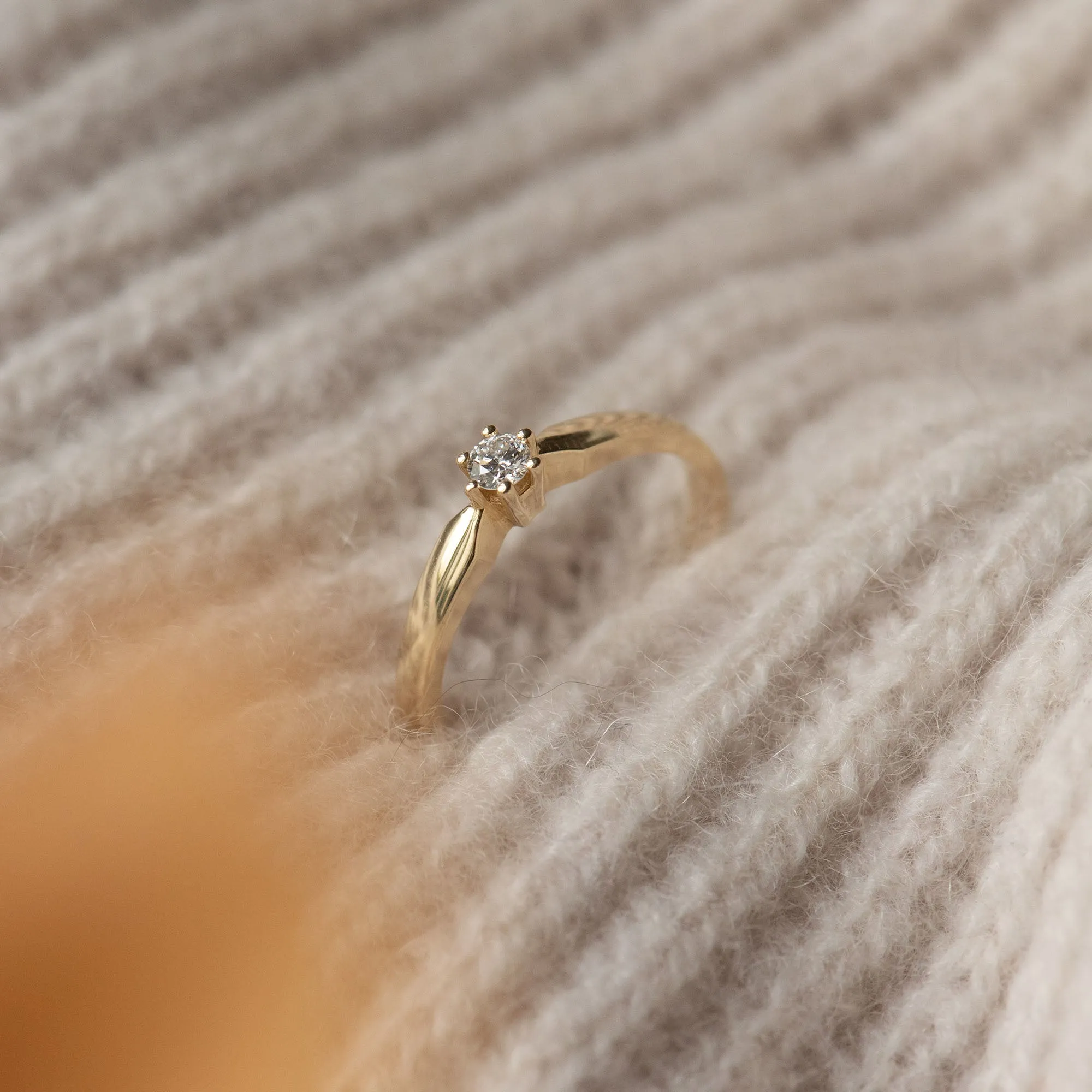 De la Paix Sybil 14 karat gold ring with diamond 0.10 carat