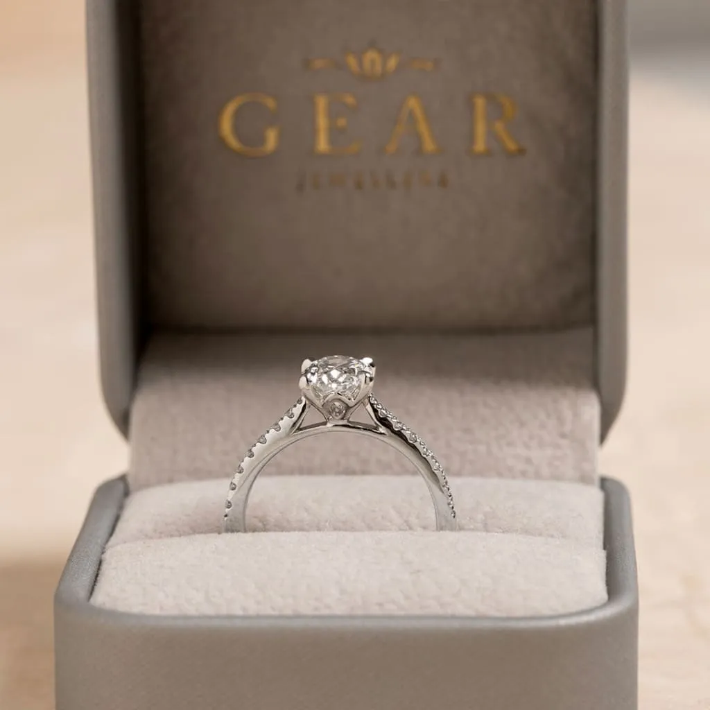 DIVINITY 1.70ct | Oval Solitaire Lab Diamond Set in Platinum