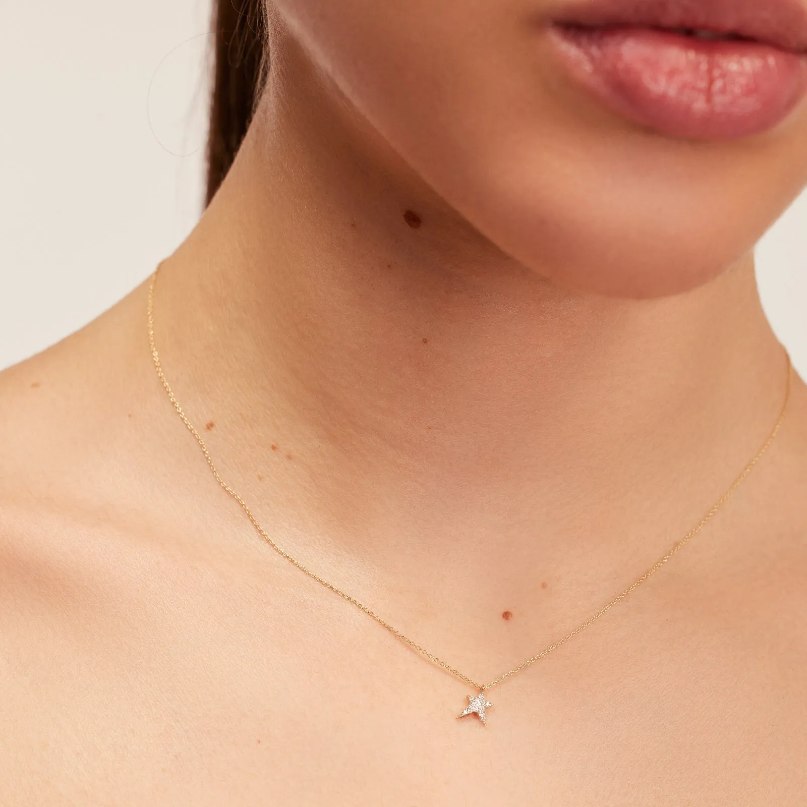 Mini Pave Struck Star Kolye