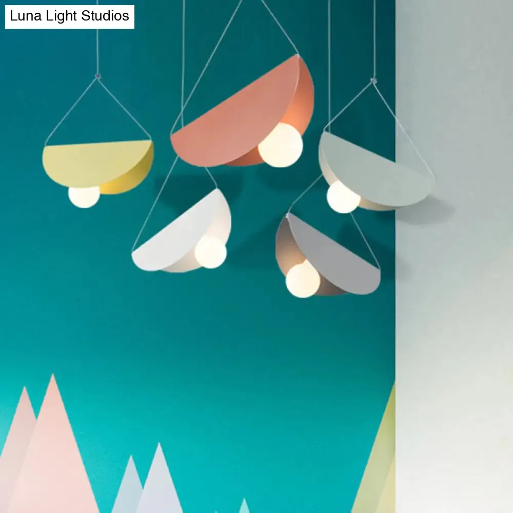 Sleek Metal Pendant Ceiling Light- Simplicity & Style in Living Room Lighting