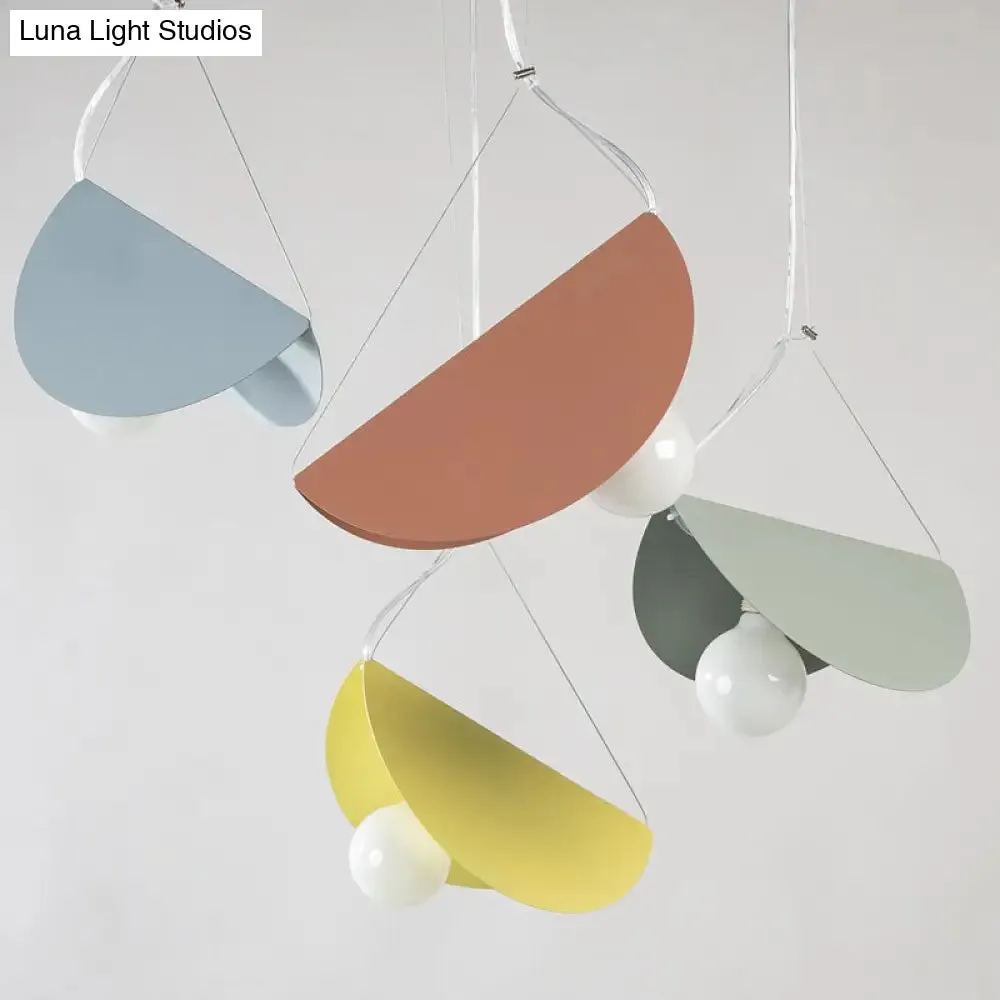 Sleek Metal Pendant Ceiling Light- Simplicity & Style in Living Room Lighting
