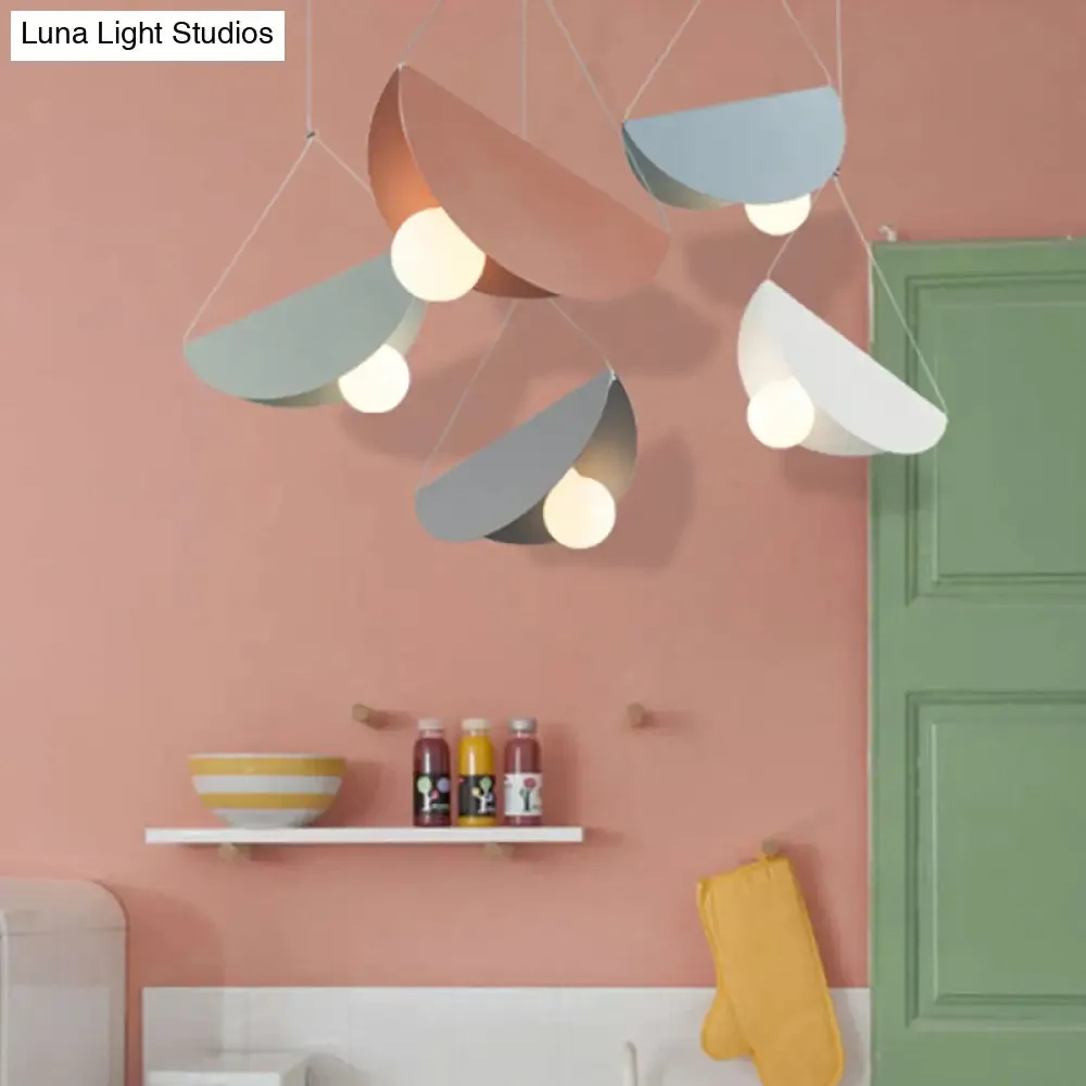 Sleek Metal Pendant Ceiling Light- Simplicity & Style in Living Room Lighting