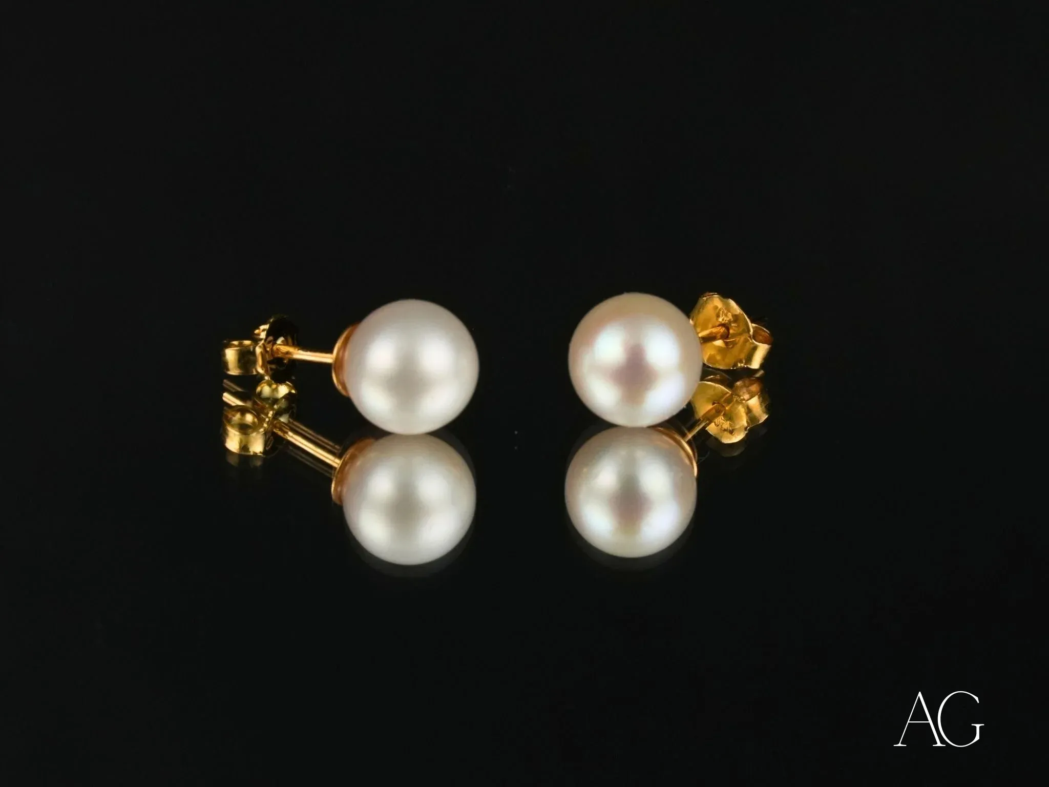Timeless Allure – 18K Gold Freshwater Pearl Stud Earrings
