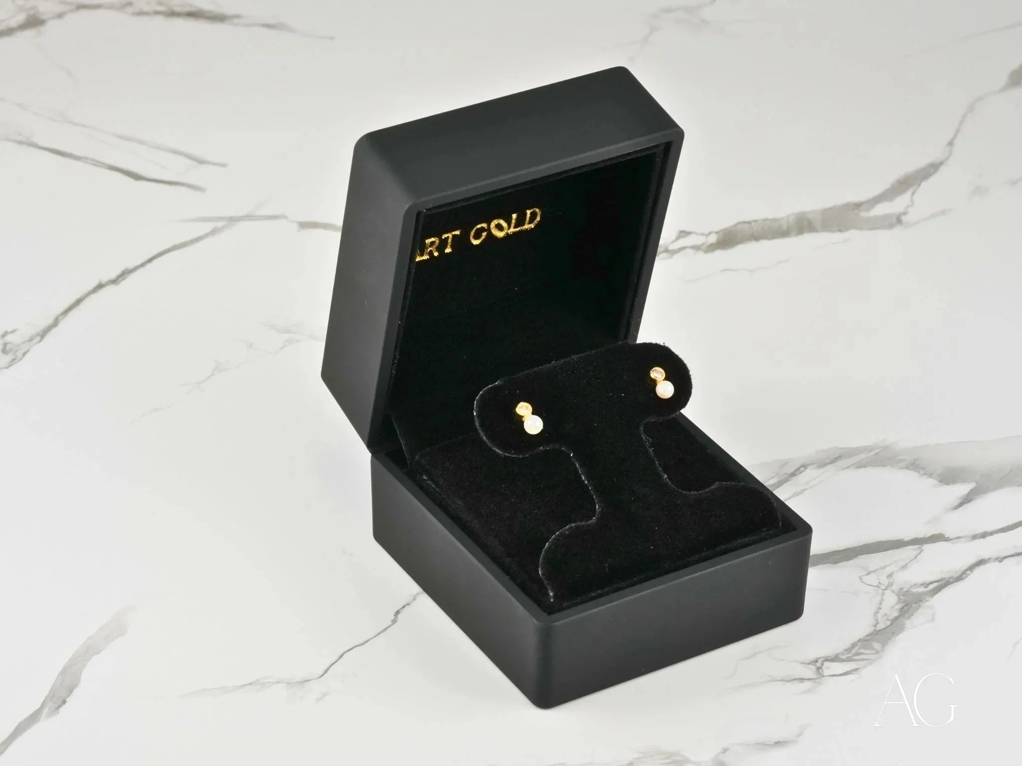 Timeless Allure – 18K Gold Freshwater Pearl Stud Earrings